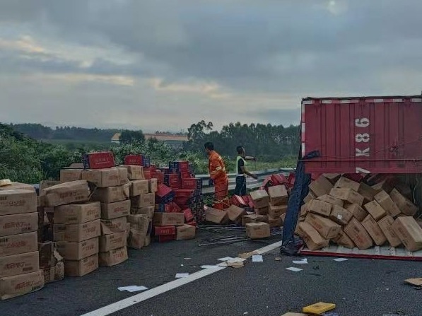 货车高速公路侧翻3吨货物散落一地，众人合力相助