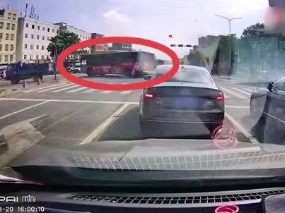公交车竟在路口“漂移”？交警介入调查，司机已被解聘