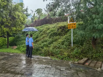 光明街道网格员全力开展强降雨天气 安全隐患排查 