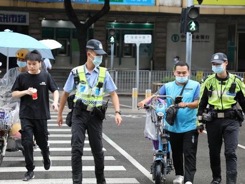 正式开罚！深圳严查骑电动车不戴头盔 ，首日69名骑手被处罚