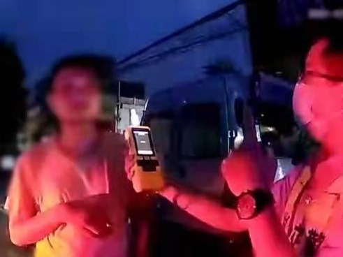男子酒后驾车不听劝阻 妻子报警举报  