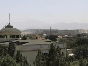 外媒：美国开始撤离驻阿富汗大使馆人员，多架直升机降落 