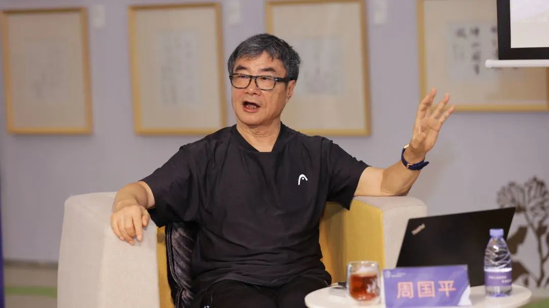 周国平馆长与“共读者们”在坪山图书馆开展了一场对“幸福之路”的探寻