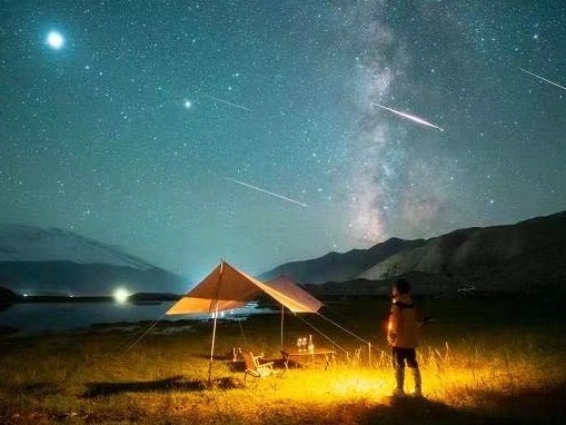百颗流星划过夜空！英仙座流星雨是如此的美秒