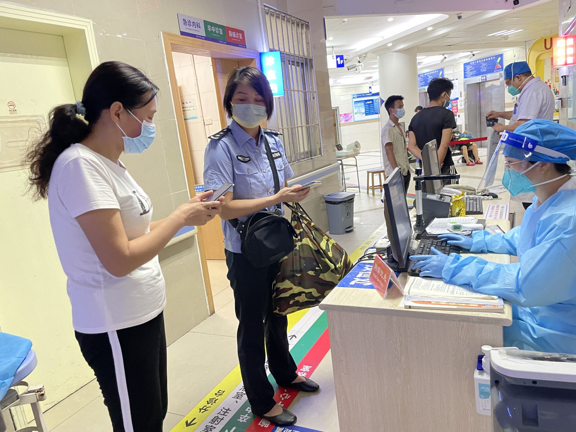 6旬独居老人浴室摔倒 新湖网格员及时发现送医