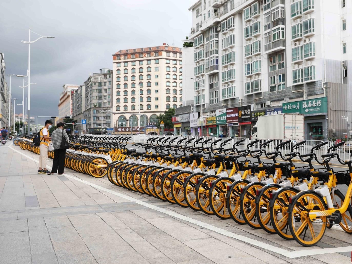 深圳龙华共享单车定点停放启动 市民点赞：易用好还