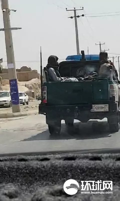 来自喀布尔的视频：机场外爆炸后，塔利班加强巡逻