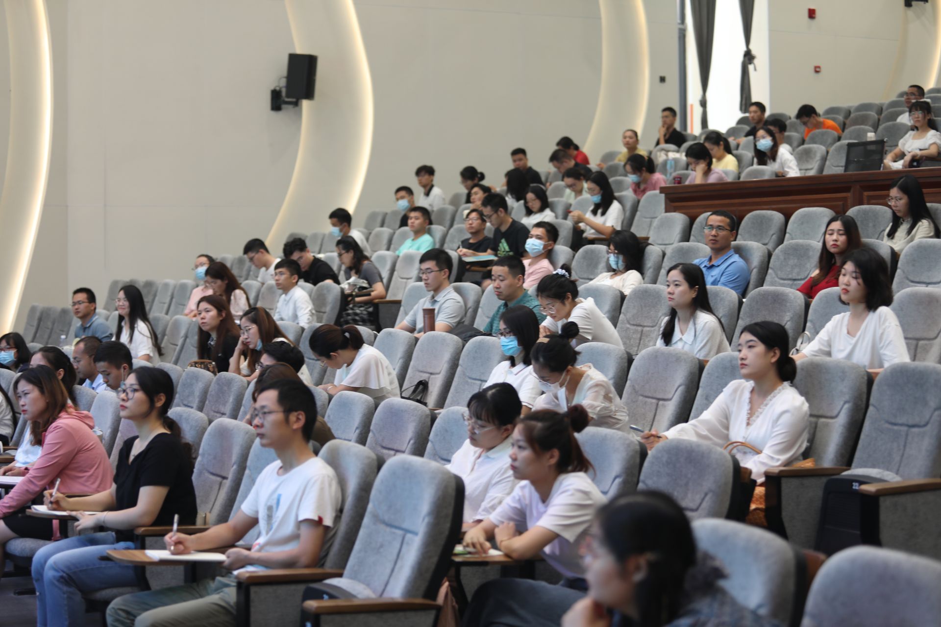 开启新学期新征程 华中师大光明勤诚达附校召开教职工大会