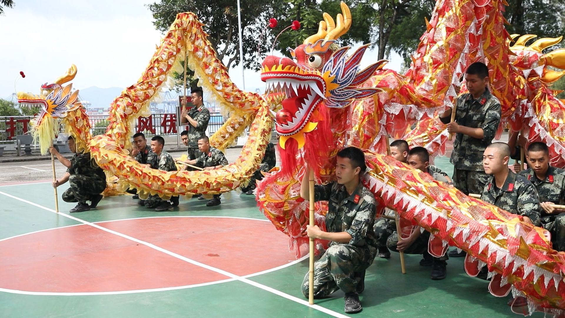 八一建军节，兵哥哥舞龙表演展才艺