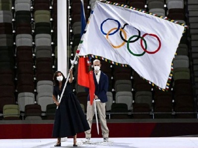 东京巴黎交接奥运旗帜，夏季奥运会正式进入巴黎时间 
