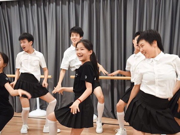 刘晓邑被征服了！音乐剧《阿兔酱紫》有一群上进的小演员 