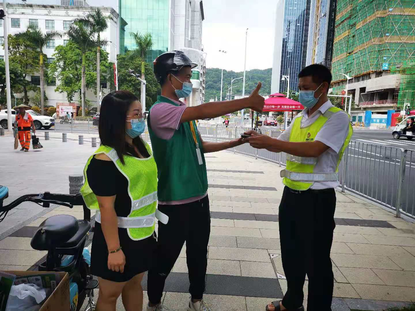外卖小哥点赞西部公汽公交人思想品德高  