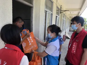 我为群众办实事 | 凤凰街道上门入户宣传禁毒知识
