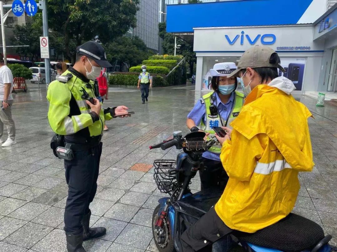 首张罚单开出！不戴头盔整治首日，有69位骑手被处罚！