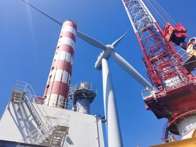 “大风车”矗立于海天之间 汕头首个海上风电项目首台风机吊装成功