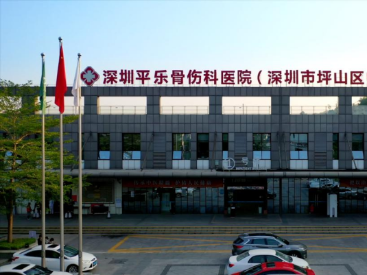 大叔在公园被蜈蚣咬伤！医生：不要用土办法处理伤口