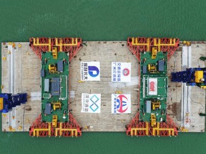 东西人工岛“牵手”加速！深中通道深圳端首个管节完成沉放对接