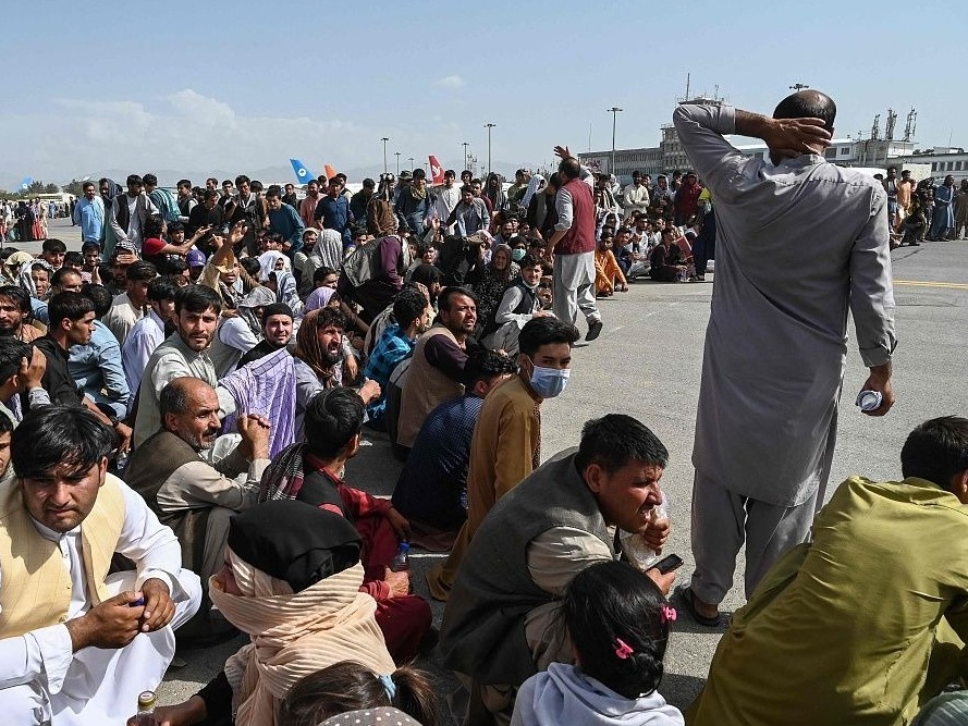喀布尔机场航班恢复，塔利班与阿富汗首都官员就组建政府会谈