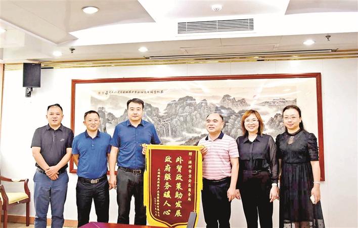 大族激光赠送锦旗  为宝安区工信局“助企服务”点赞
