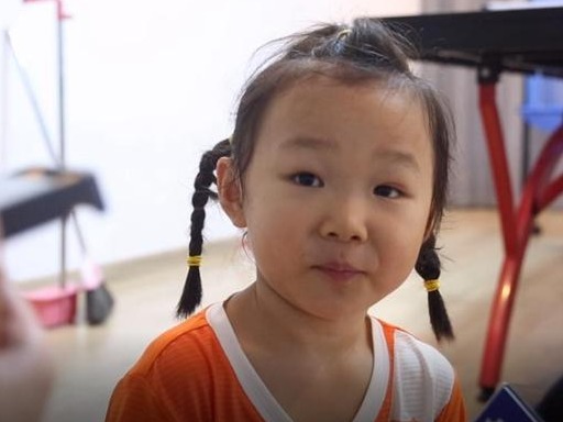 江西5岁萌娃打乒乓球走红：“我想参加比赛拿第一”