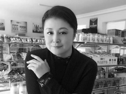 警方通报于月仙车祸原因：车撞上两只骆驼