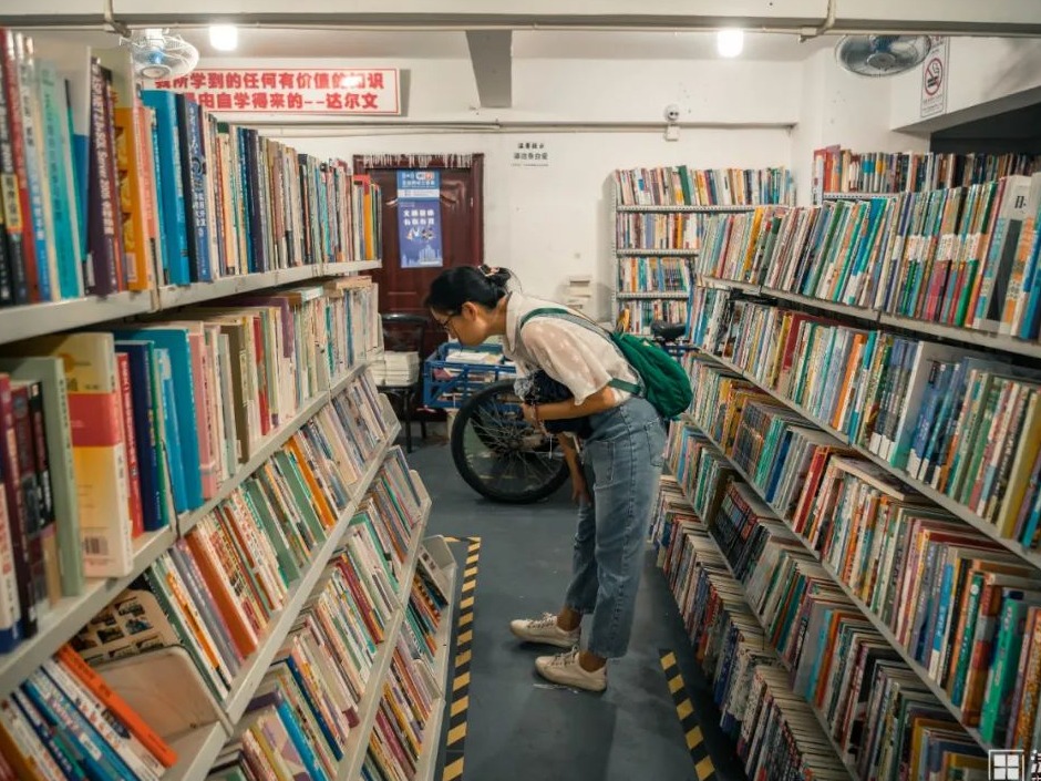 藏在深圳城中村里的传奇书店：称重卖，九块钱一斤