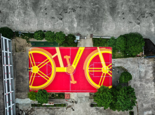 2000多条轮胎变身环保篮球场 美团“共享单车变球场”项目落地井冈山
