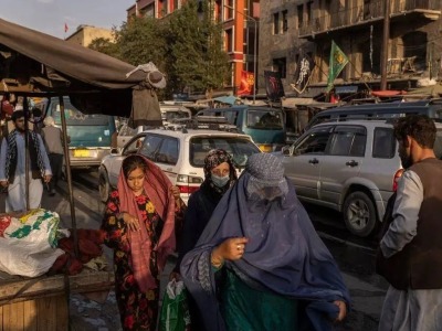 阿富汗塔利班：承诺允许女性受教育和工作，但近期须待在家中