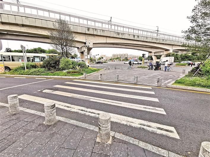 跟踪 | 安全岛被撞倒防撞柱已修复