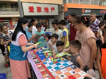 马田街道暑期进社区为学生宣传禁毒知识  