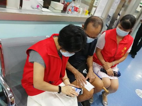 我为群众办实事丨社工陪伴看护，让独居老人温暖就医