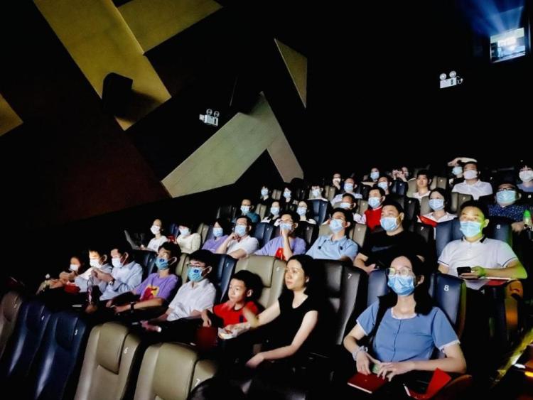 福田街道CBD商圈党委组织红色观影活动