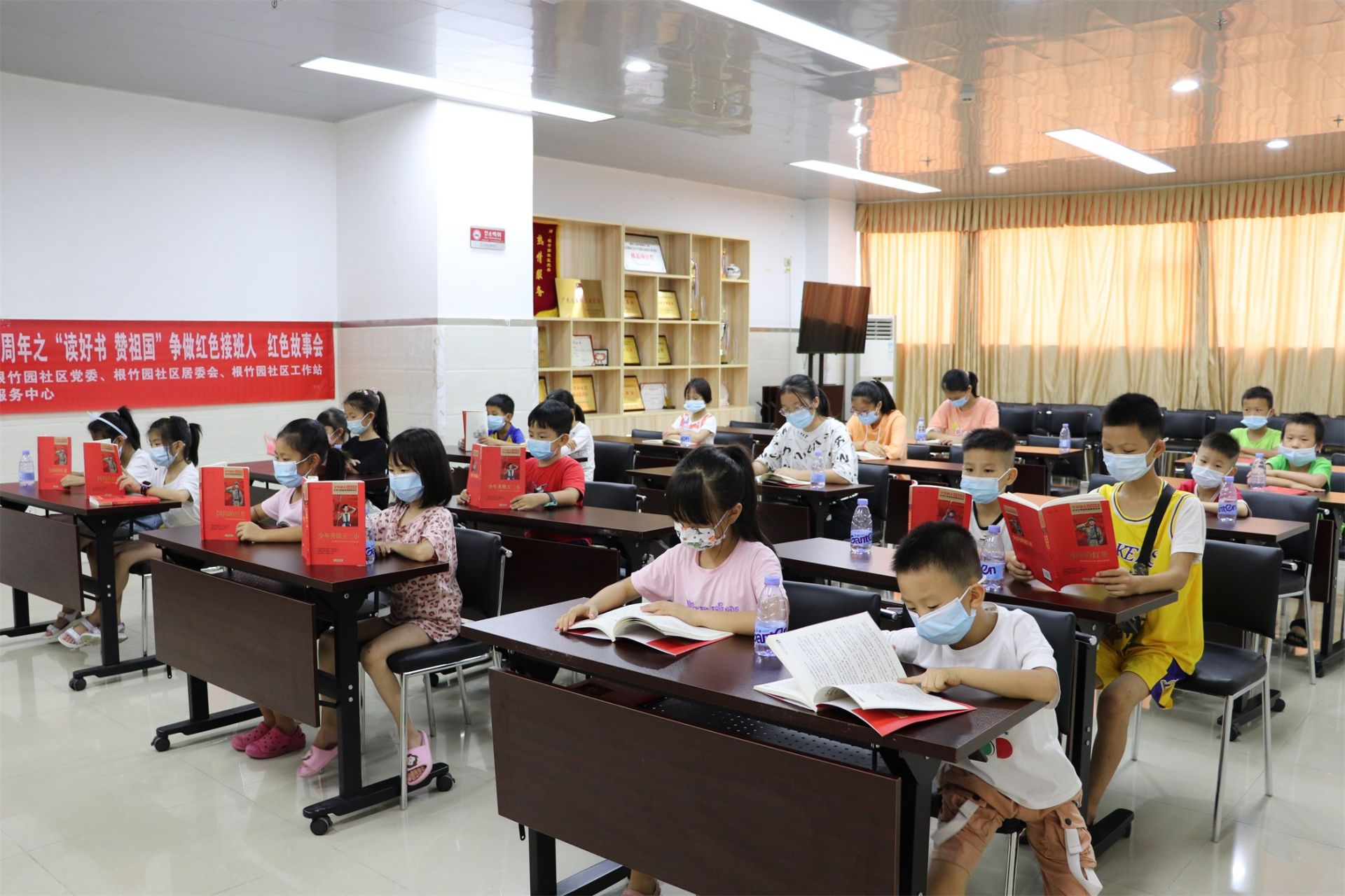 根竹园社区组织青少年“读好书 赞祖国”做红色接班人