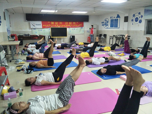 石井街道田头社区居民瑜伽班助力文明健身活动  