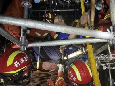深圳一工人被钢筋刺进臀部，消防员紧急救援！  