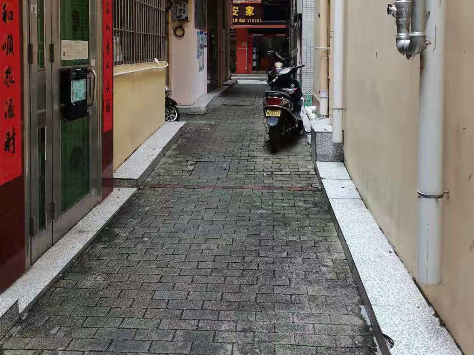 上村社区：破损地砖换新颜，路过行人少添堵