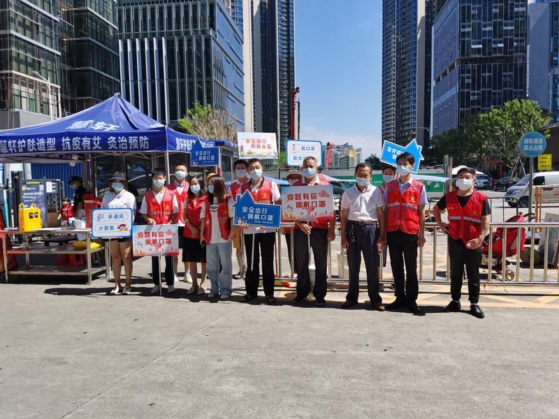 守好小区站好岗，深圳基层党支部党员志愿者积极宣传疫情防控知识