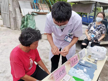 “党建引领润民生，炎炎夏日送清凉”石井社区开展健康义诊活动