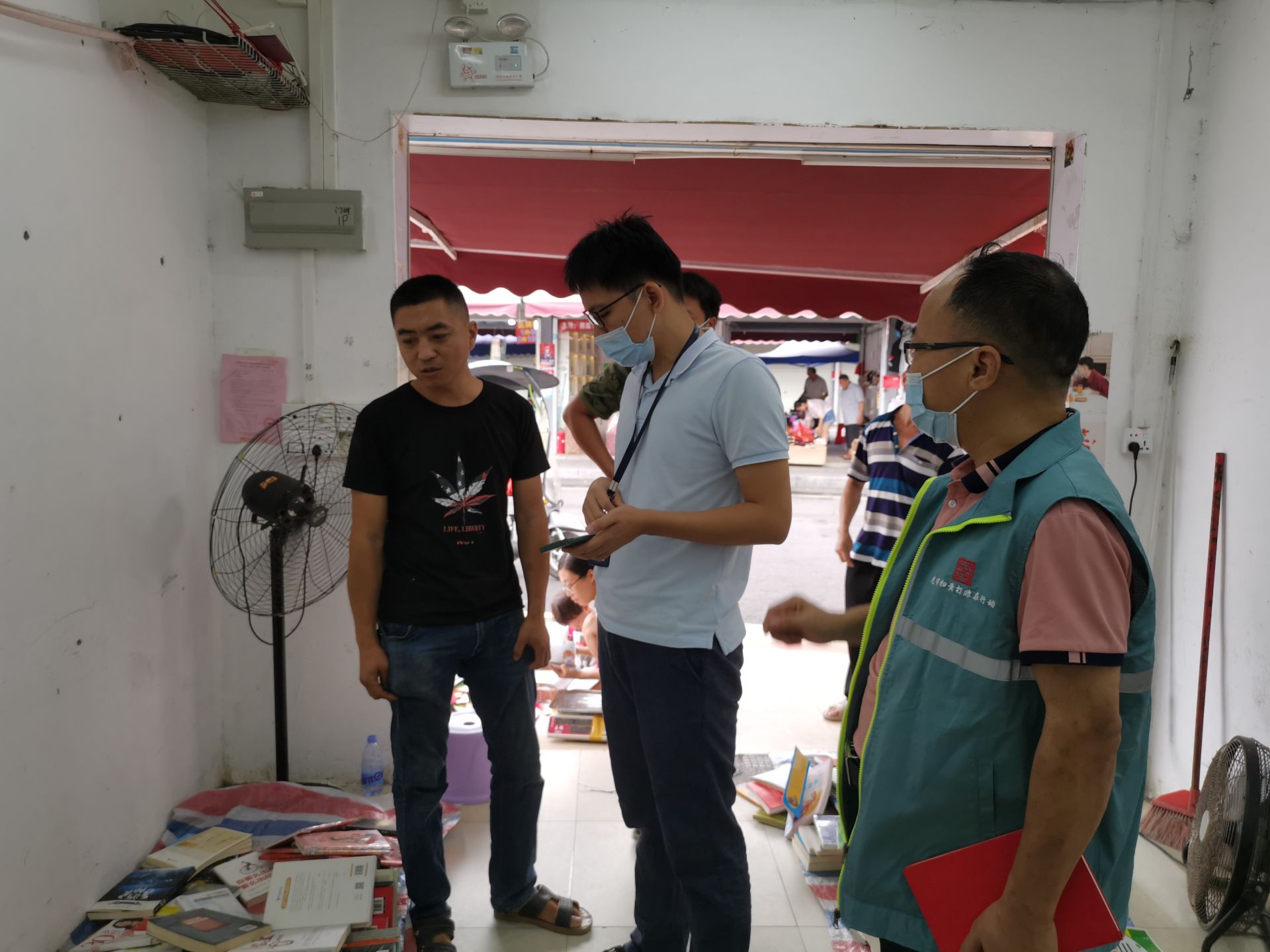 守护文化市场安全！凤凰街道联合区“扫黄打非”办检查出版物市场