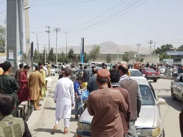 外媒：塔利班控制通往机场主要道路，现场开枪驱赶人群 