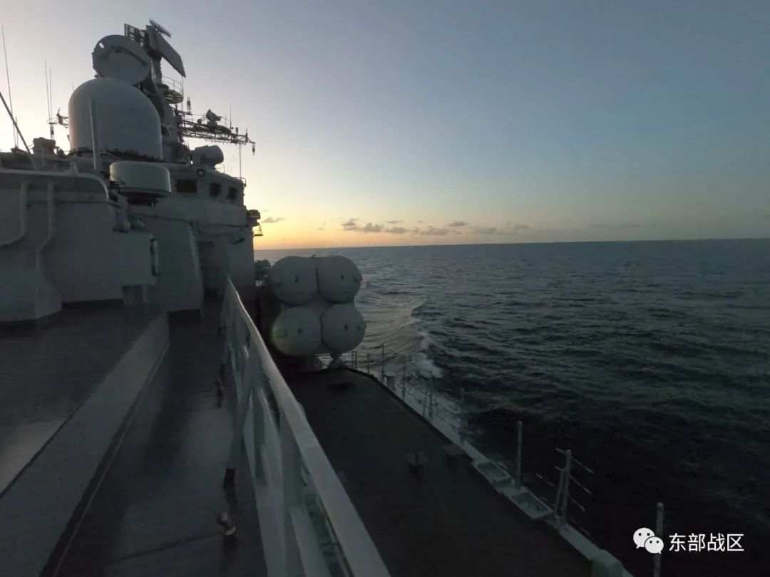 东部战区出动多军种在东海海空域开展联合对海突击等训练
