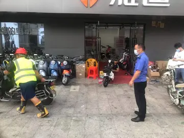 石岩大力整治电动车门店违规超线经营 切实消除隐患