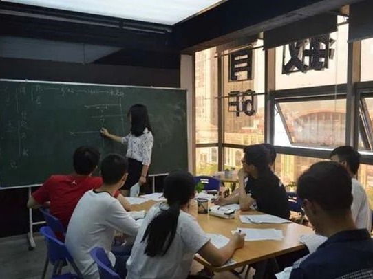 “月入过万变3千”？“双减”后转岗员工去哪了