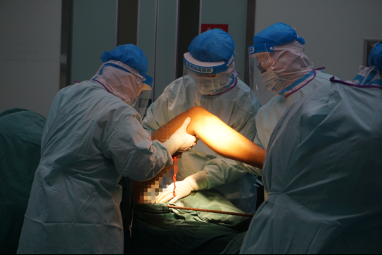 工人跌落被钢筋贯穿大腿，医生穿防护服进行紧急手术