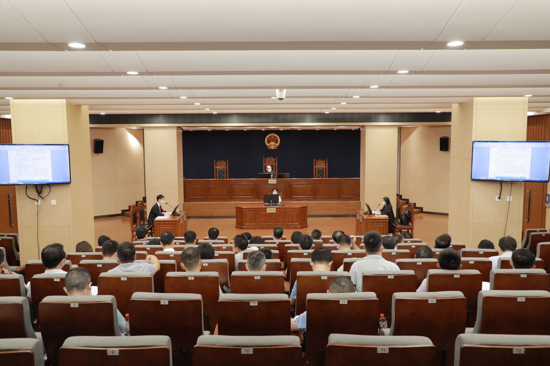 旁听庭审学“知识”，护企为民暖人心——龙华区开展领导干部旁听庭审活动