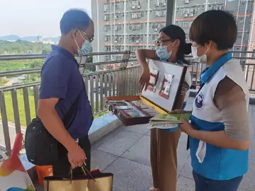 禁毒宣传入地铁  用知识编织地铁网