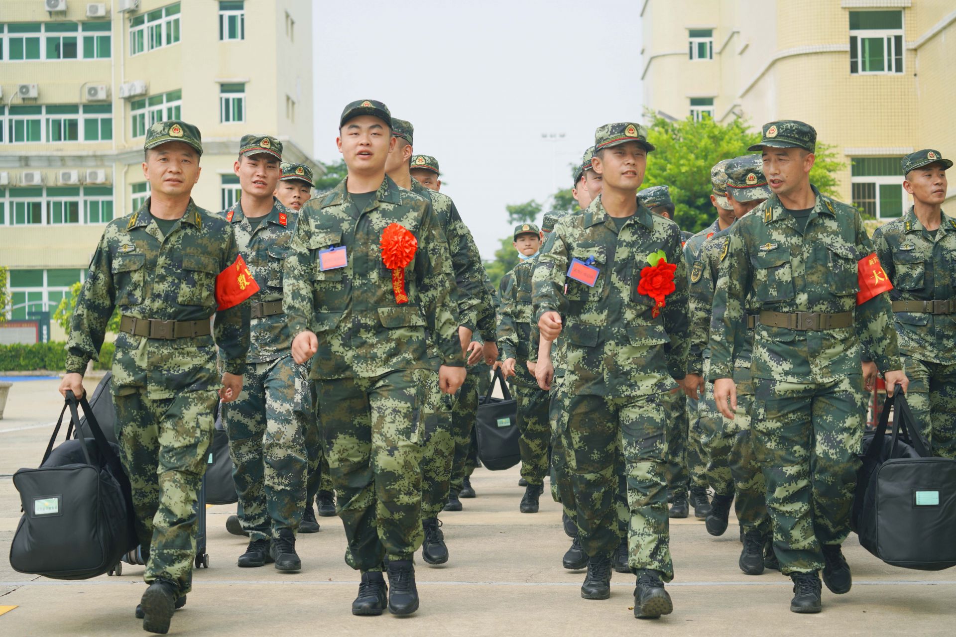 广东首批新兵抵达军营