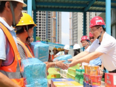 工会走基层：深圳市建设工会为一线建筑工人“送清凉”