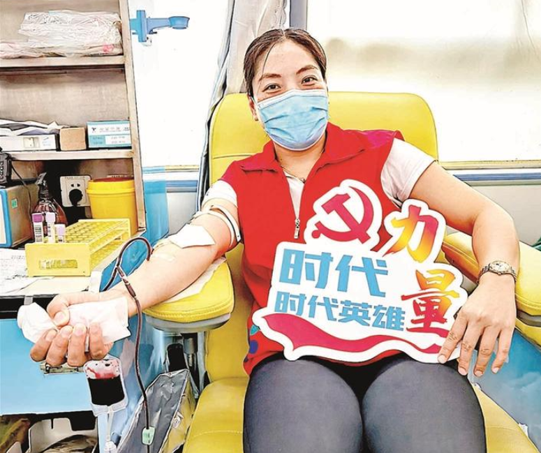 献血车开进海裕社区 家门口即可撸袖献血