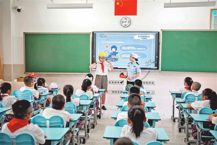 宝安交警大队全面开启“安全护航模式”